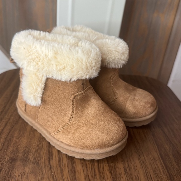 Brown Fuzzy boots size 5 c - Picture 1 of 4